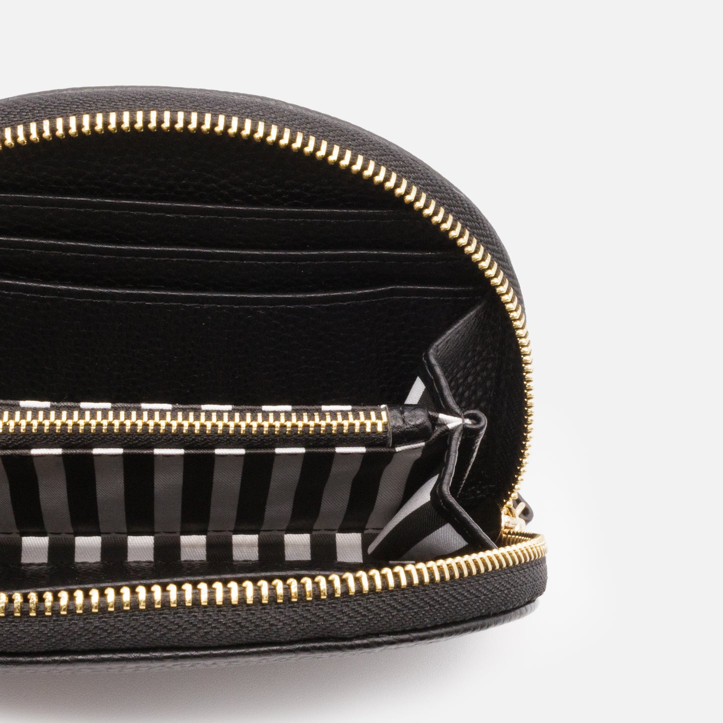 BG253W059BK - Black dome shaped pebbled PU wallet