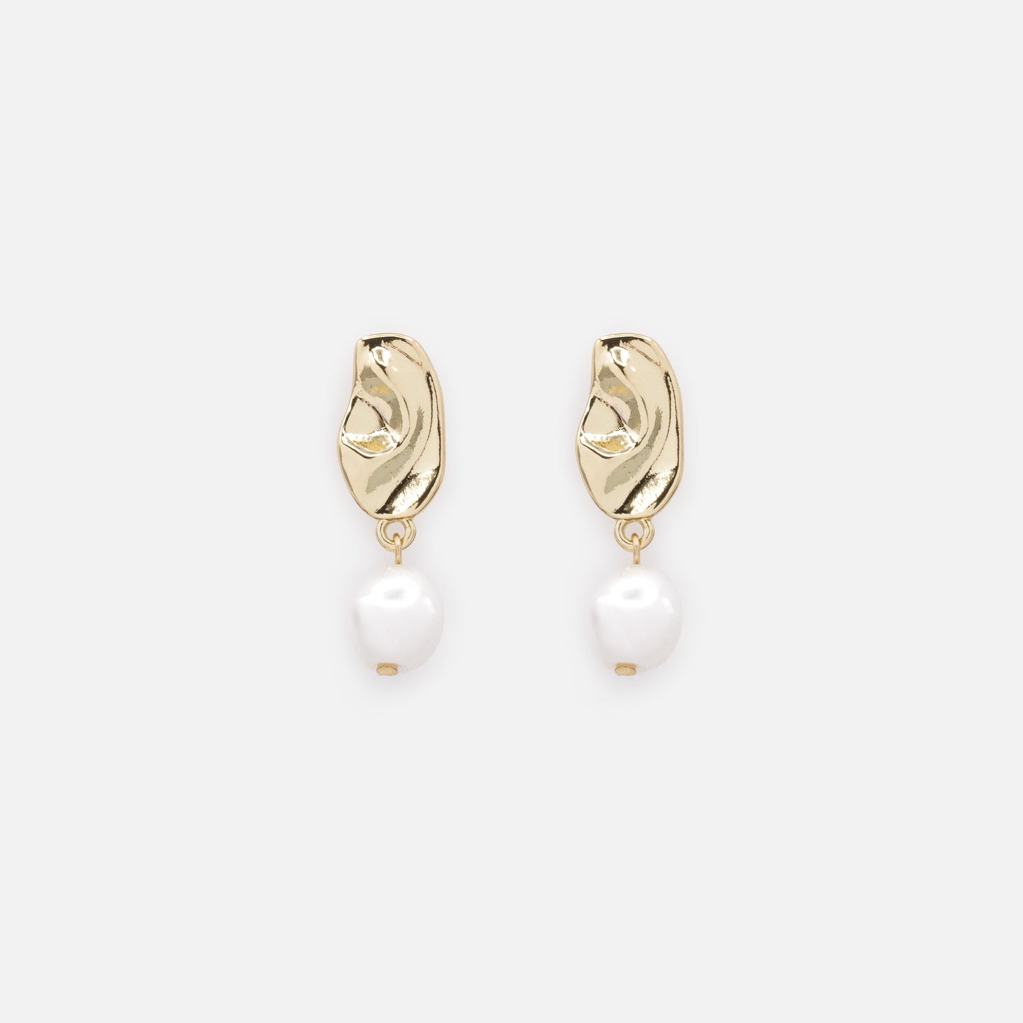 PL253E005GL - Crumpled golden earrings with pearl charm