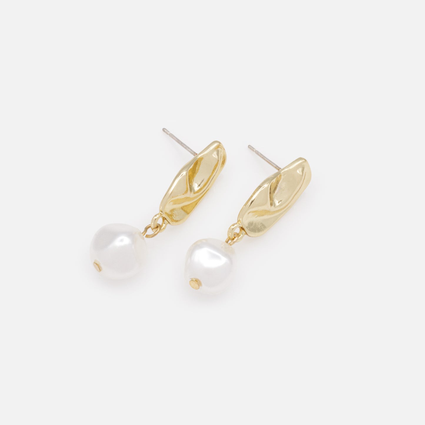 PL253E005GL - Crumpled golden earrings with pearl charm