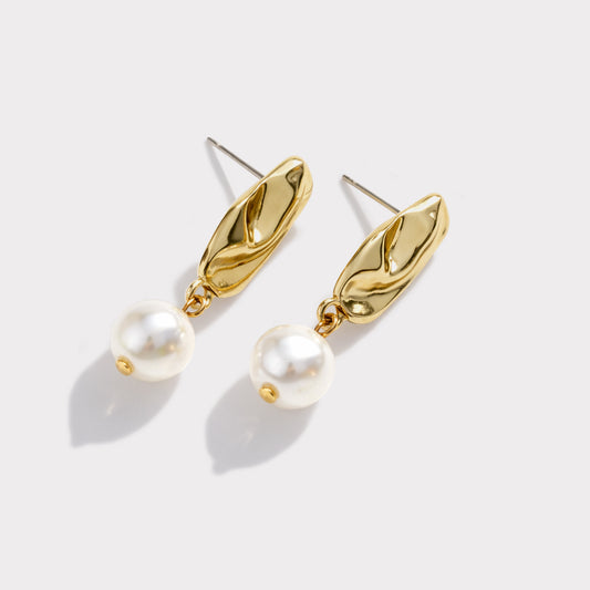 Crumpled golden earrings with pearl charm - PL253E005GL