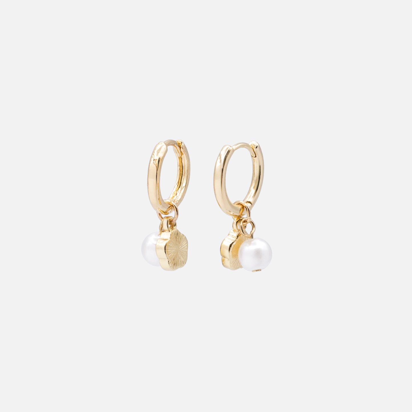 PL253E011GL - Flower & round pearl charms golden huggies
