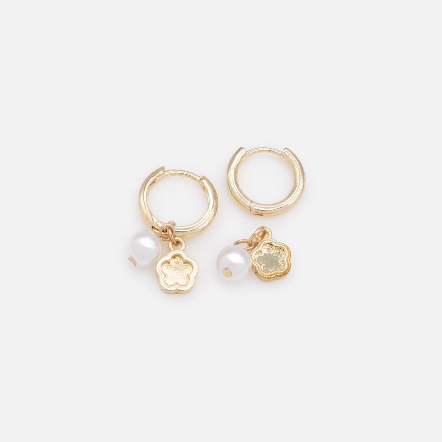 PL253E011GL - Flower & round pearl charms golden huggies