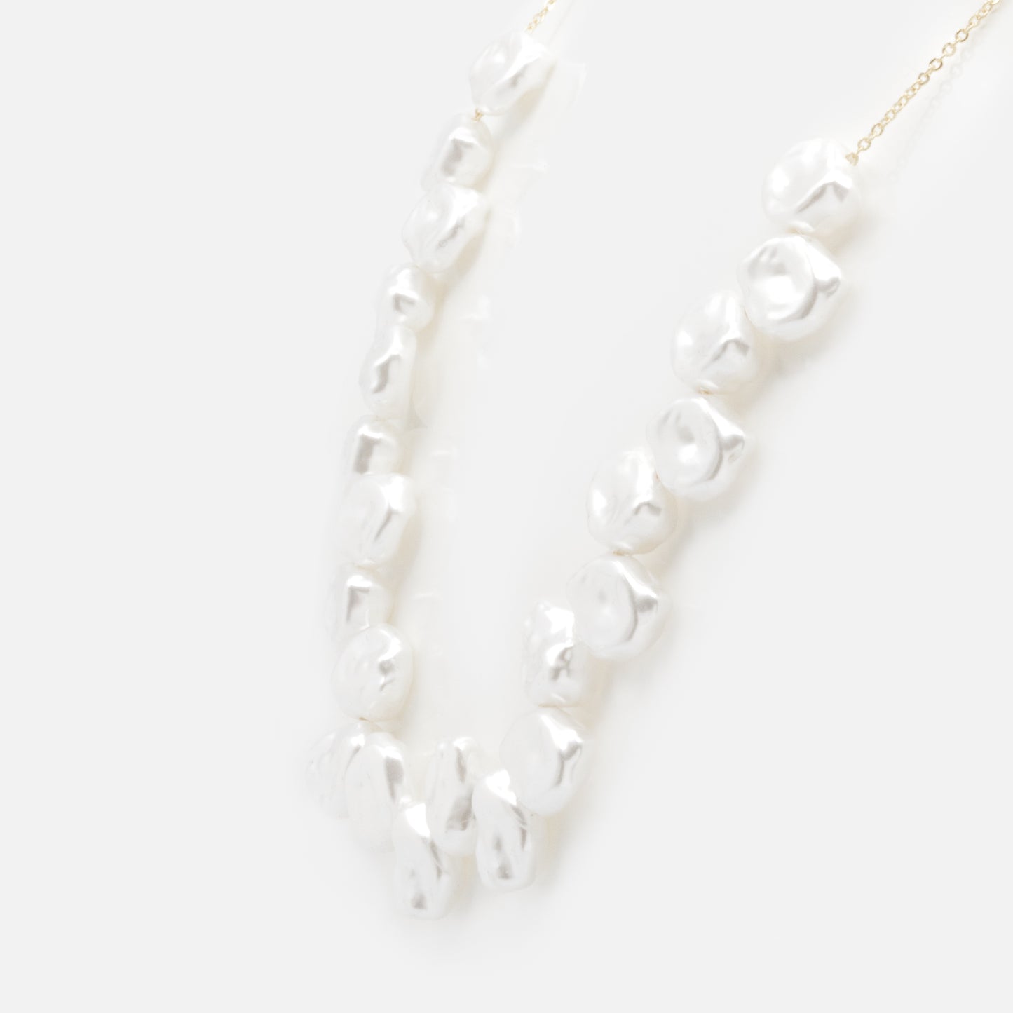 PL253N019GL - Golden necklace with flat pearls