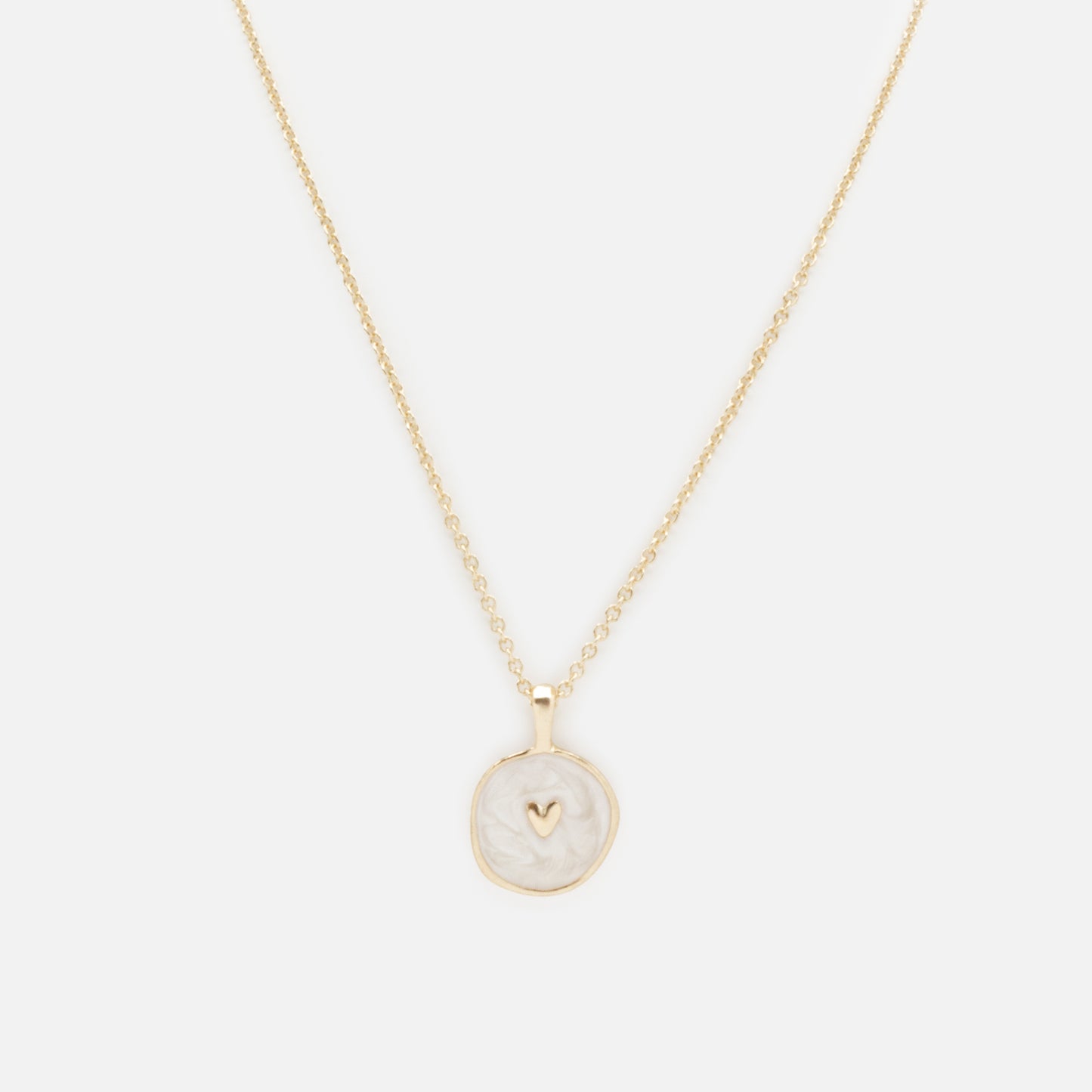 PR253N022GL - Collier doré petit cœur sur fond blanc nacré