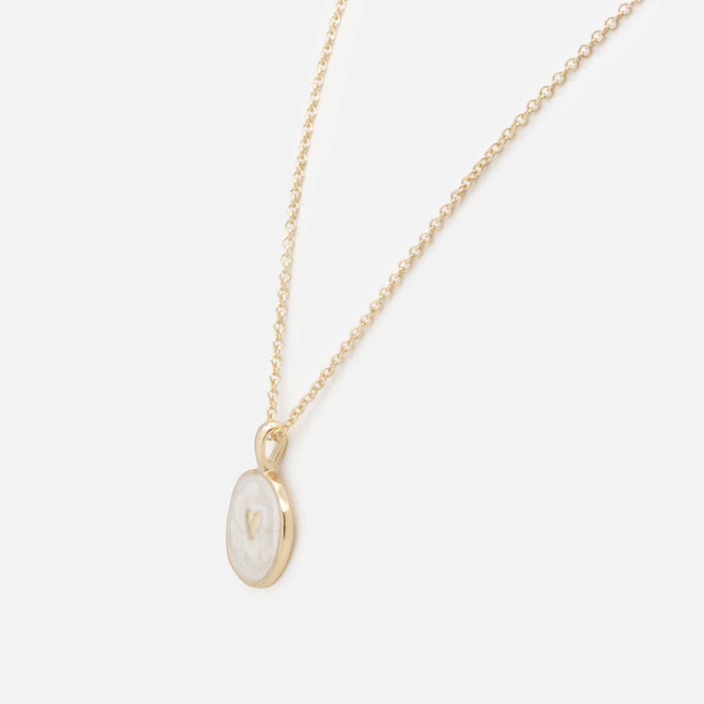 PR253N022GL - Collier doré petit cœur sur fond blanc nacré