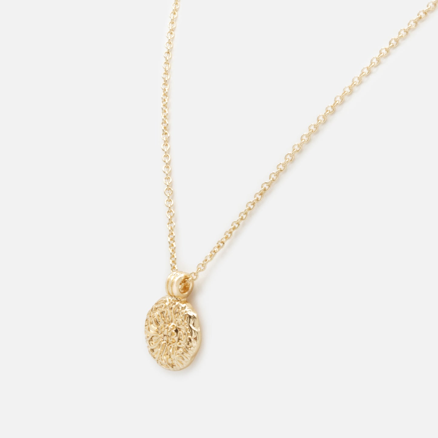 PR253N027GL - Textured flower charm golden necklace