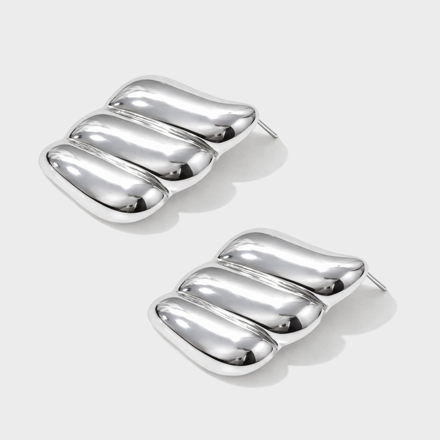 Boucles d'oreilles argentées ondulées en acier inoxydable - SF253E003SL