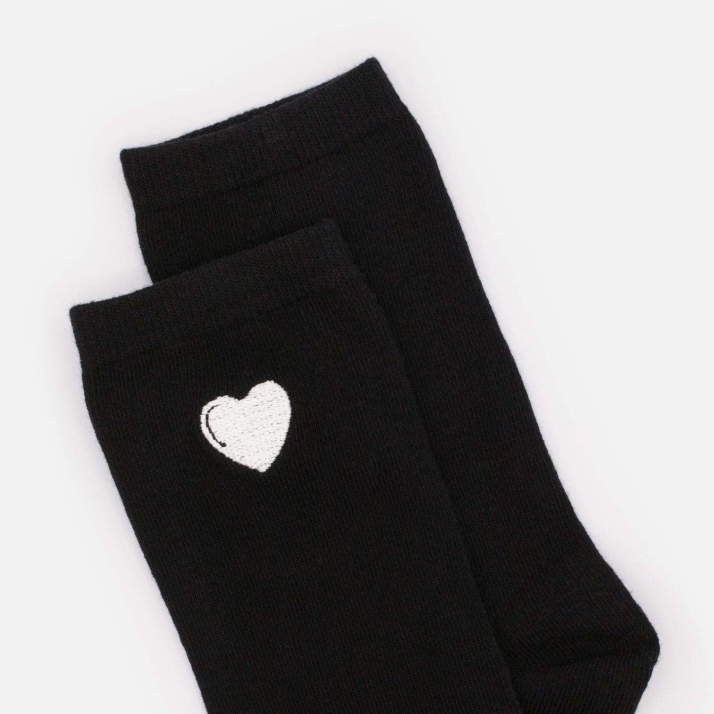 SO253-028BK - Black socks with white heart embroidery