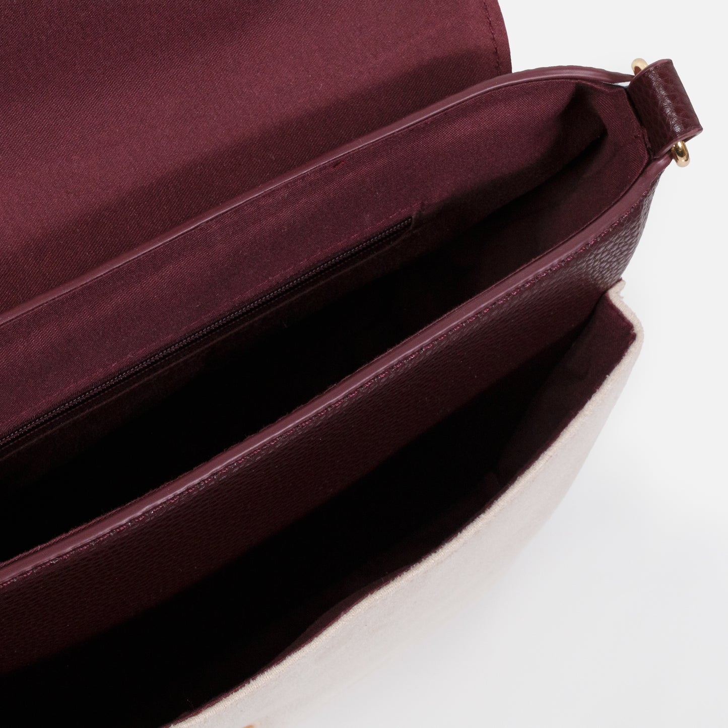 BG253B038MM - Burgundy pebbled PU handbag with suede effect ivory pocket