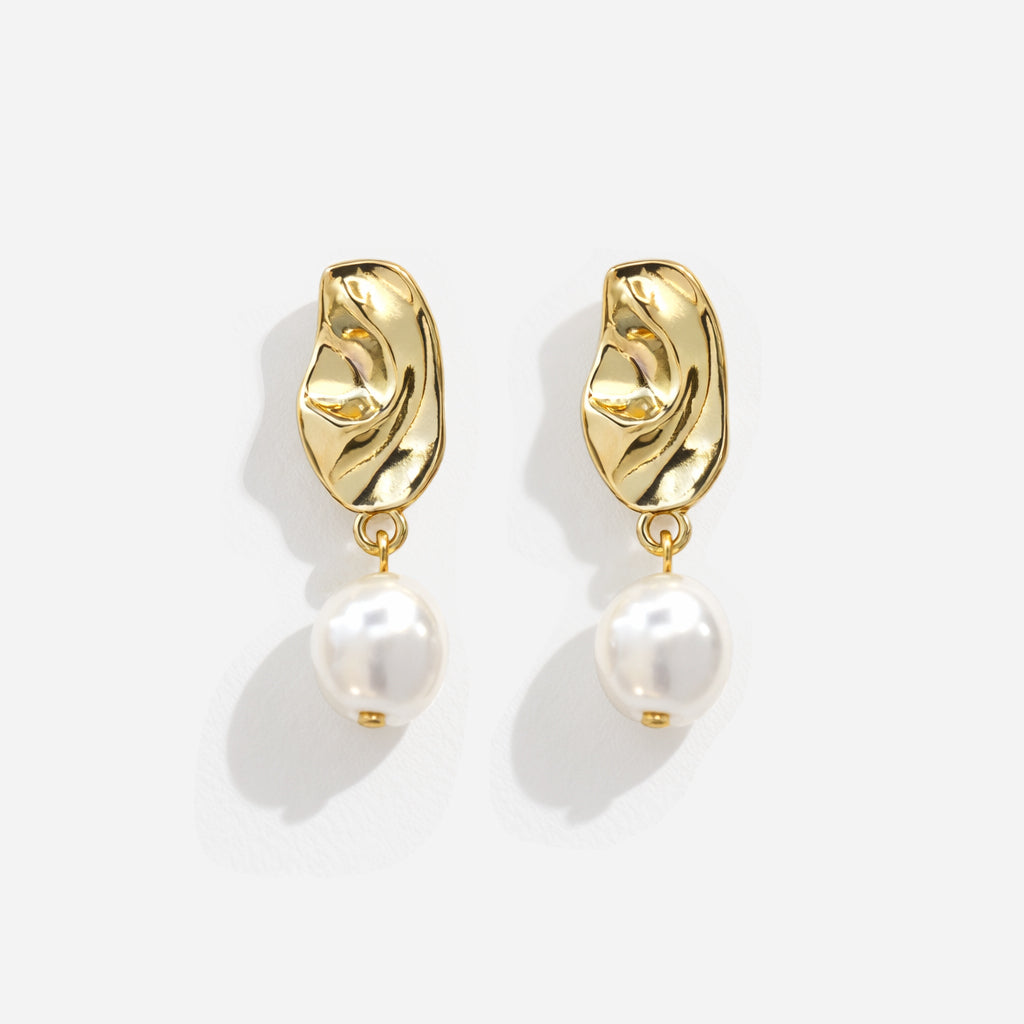 Boucles d'oreilles dorées froissés breloque perle - PL253E005GL