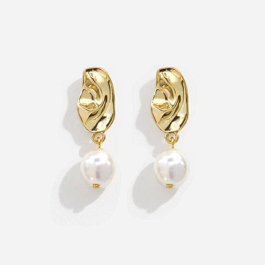 Crumpled golden earrings with pearl charm - PL253E005GL