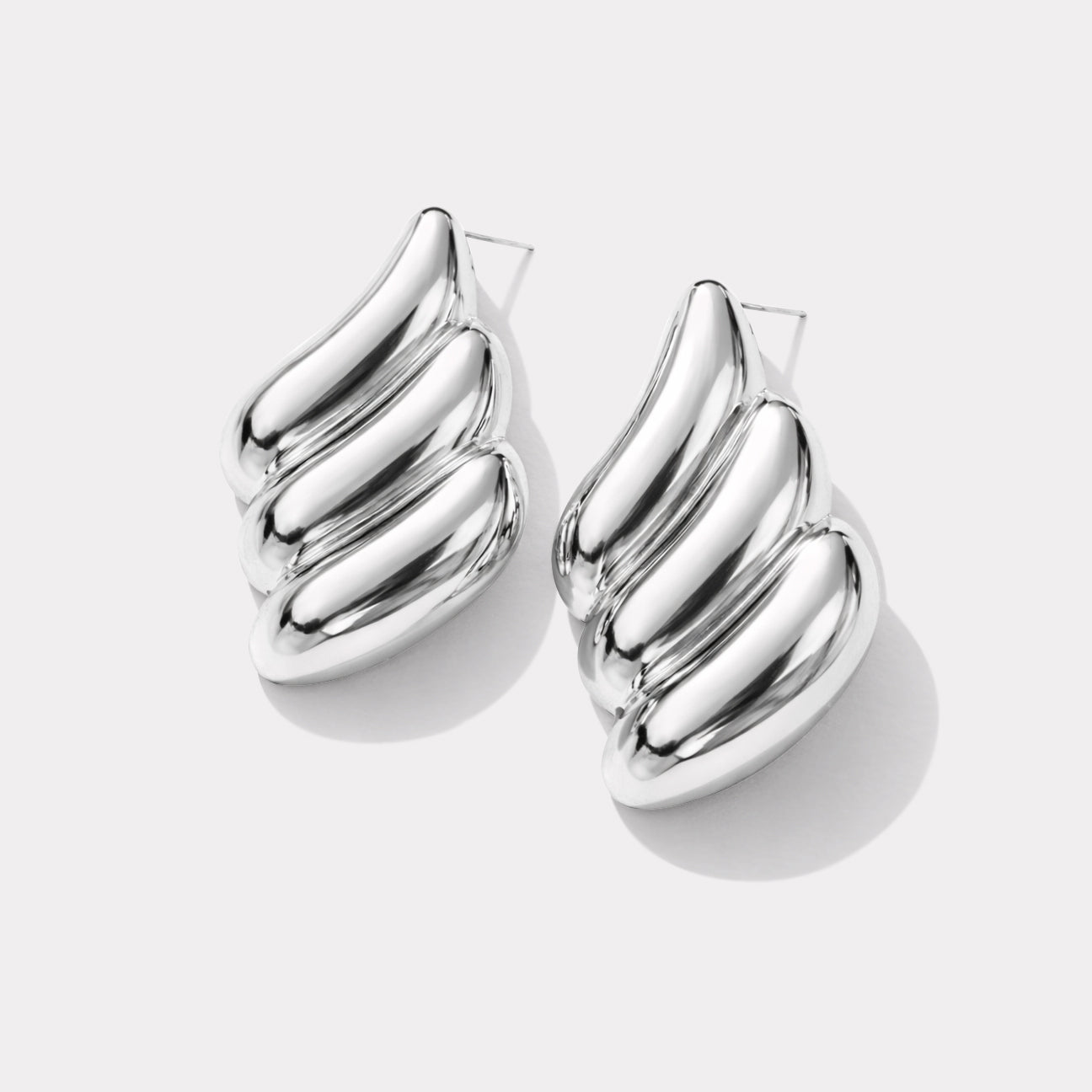 Boucles d'oreilles argentées ondulées en acier inoxydable - SF253E003SL