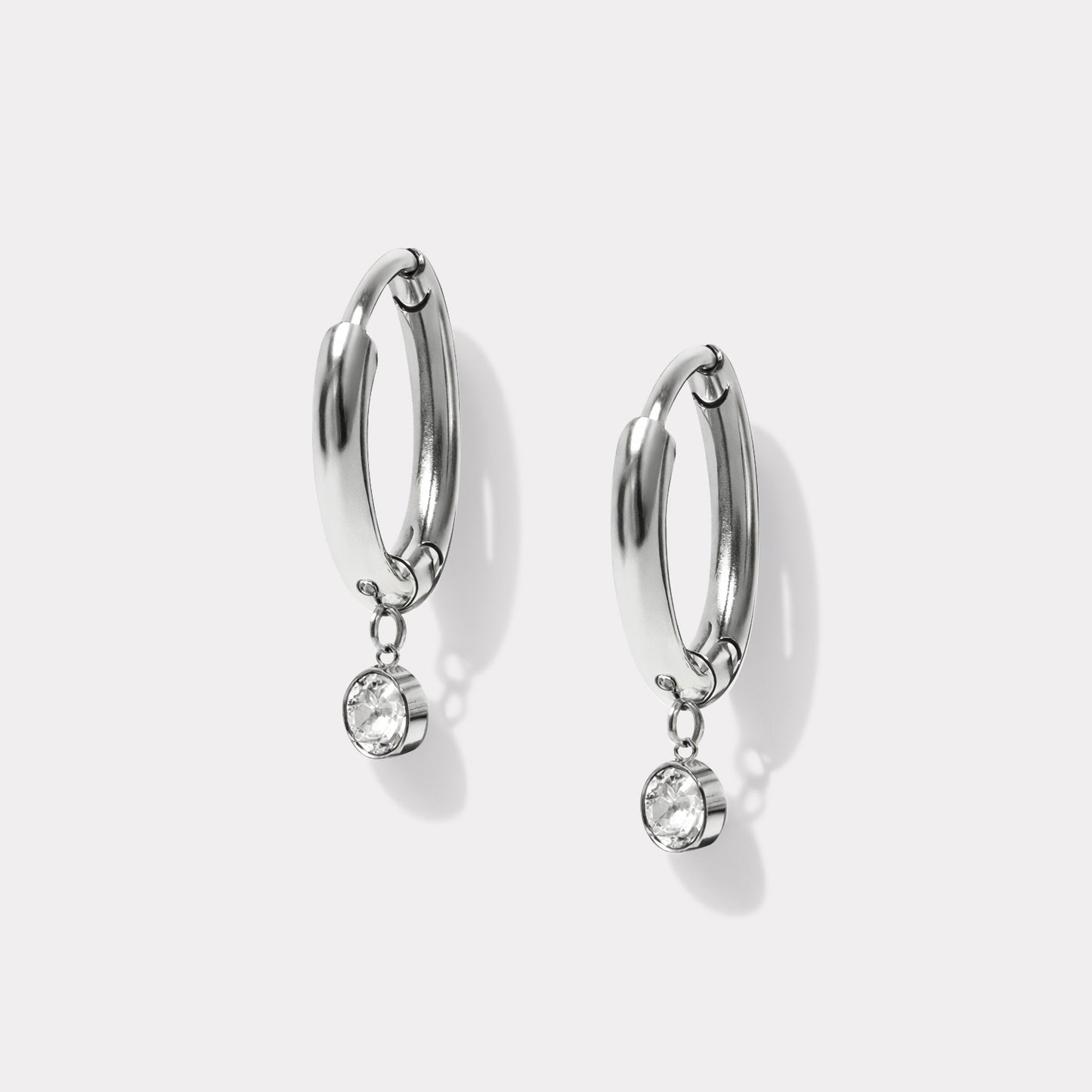 Boucles d'oreilles huggies argentées breloque zircon cubique en acier inoxydable - SS201GE06AR
