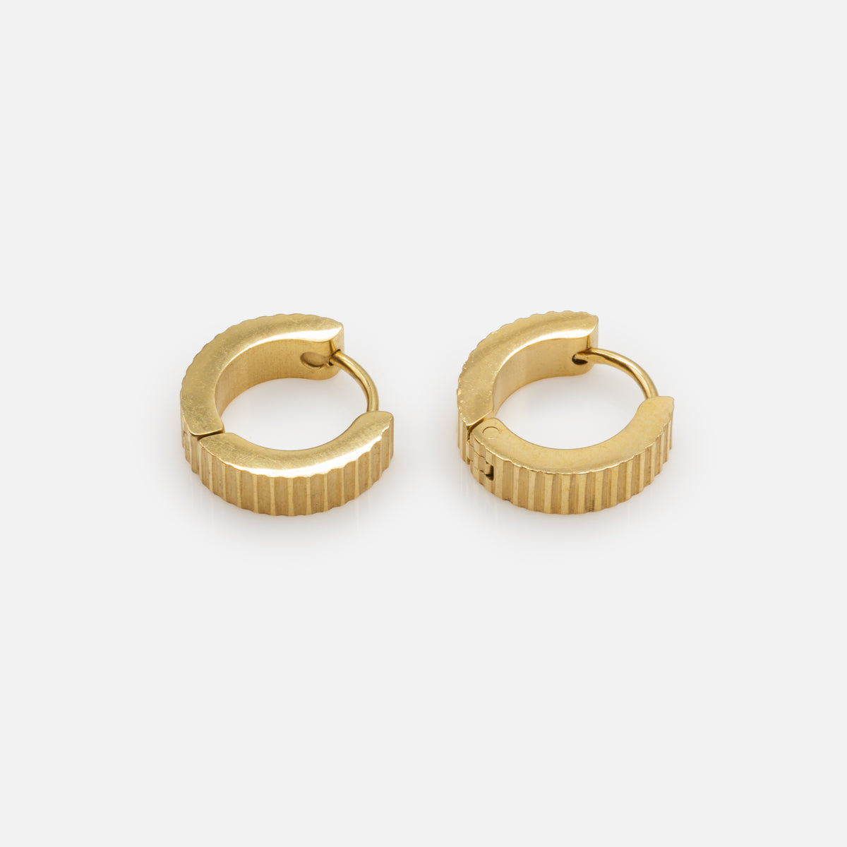 Golden huggies with horizontal stripes in stainless steel