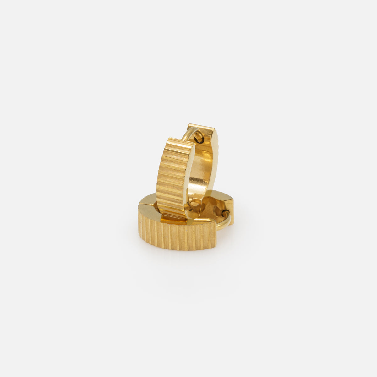 Golden huggies with horizontal stripes in stainless steel