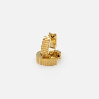 Golden huggies with horizontal stripes in stainless steel