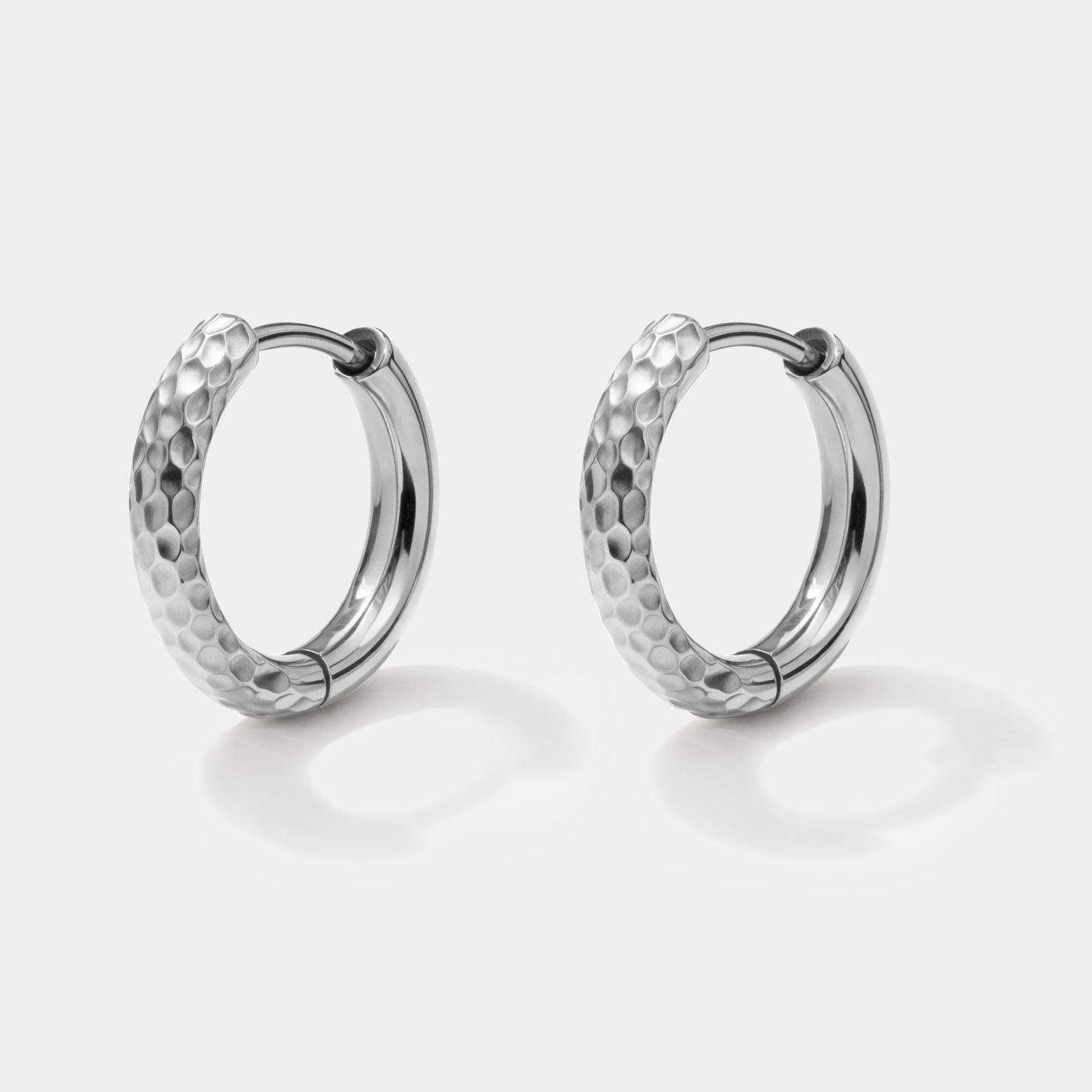 Boucles d'oreilles huggies argentées à demi texturées en acier inoxydable - SS251E019SL