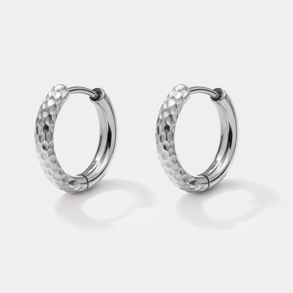 Boucles d'oreilles huggies argentées à demi texturées en acier inoxydable - SS251E019SL