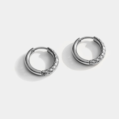 Boucles d'oreilles huggies argentées à demi texturées en acier inoxydable - SS251E019SL