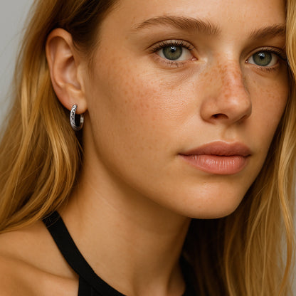 Boucles d'oreilles huggies argentées à demi texturées en acier inoxydable - SS251E019SL