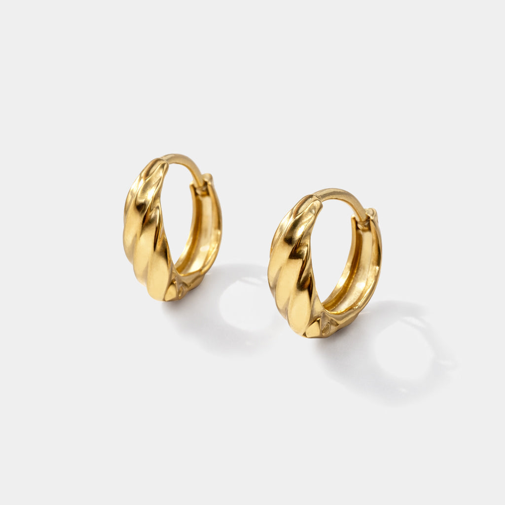 Très petites boucles d'oreilles huggies dorées ondulées en acier inoxydable - SS253E009GL