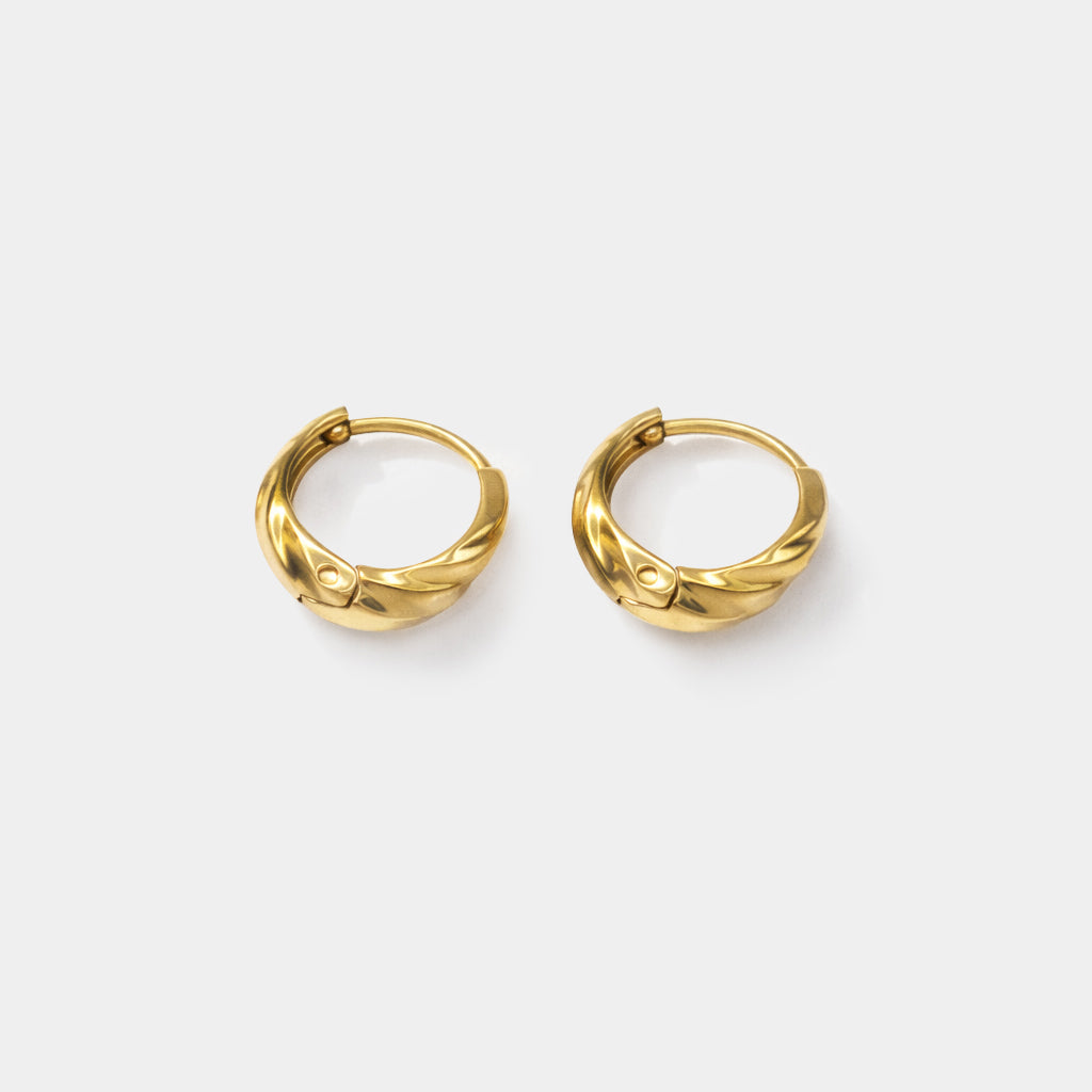 Très petites boucles d'oreilles huggies dorées ondulées en acier inoxydable - SS253E009GL