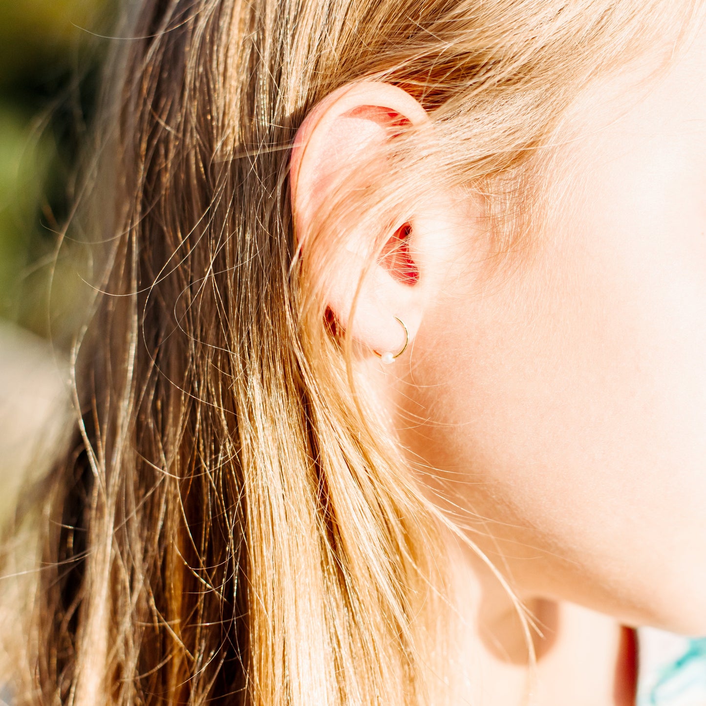 SSM201E05DO - Mini golden sleeper earrings in stainless steel with pearl
